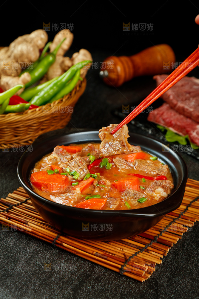 筷子上夹着牛腩