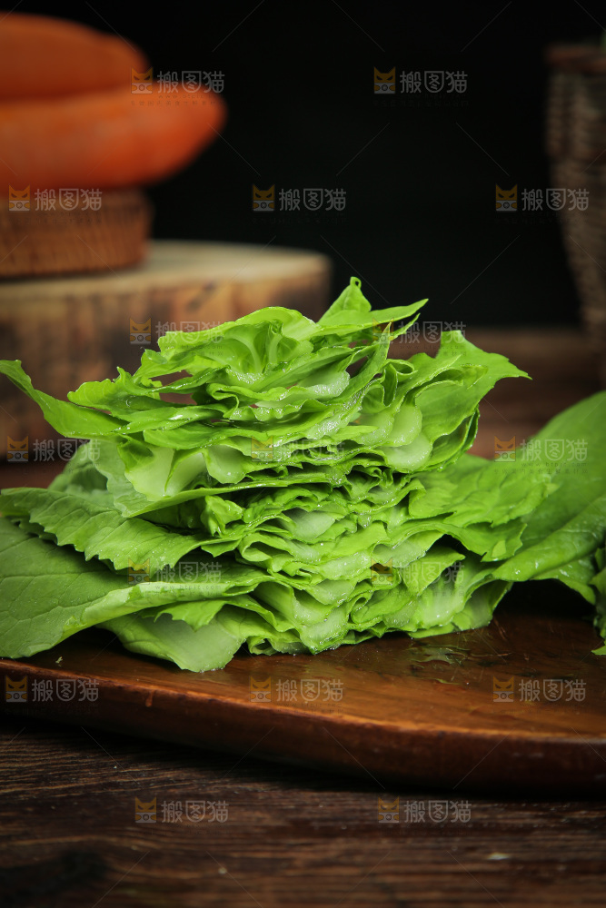 木底上的小白菜