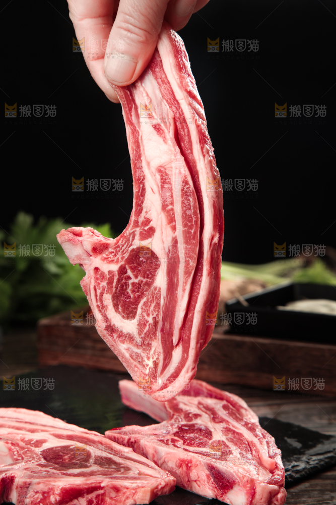 手里拿着羊排
