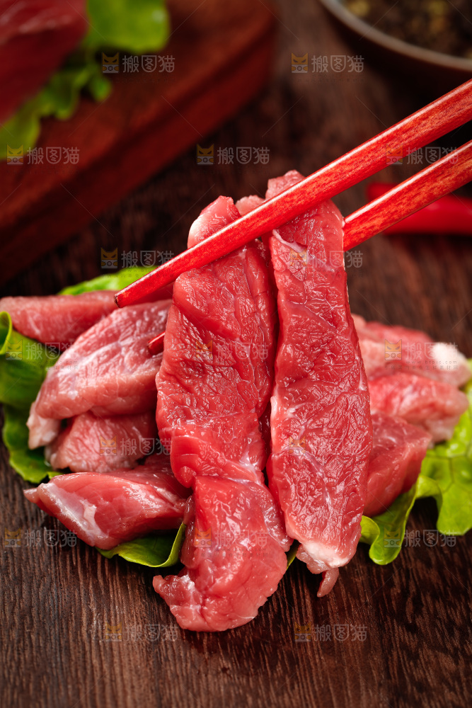 筷子上夹着牛肉