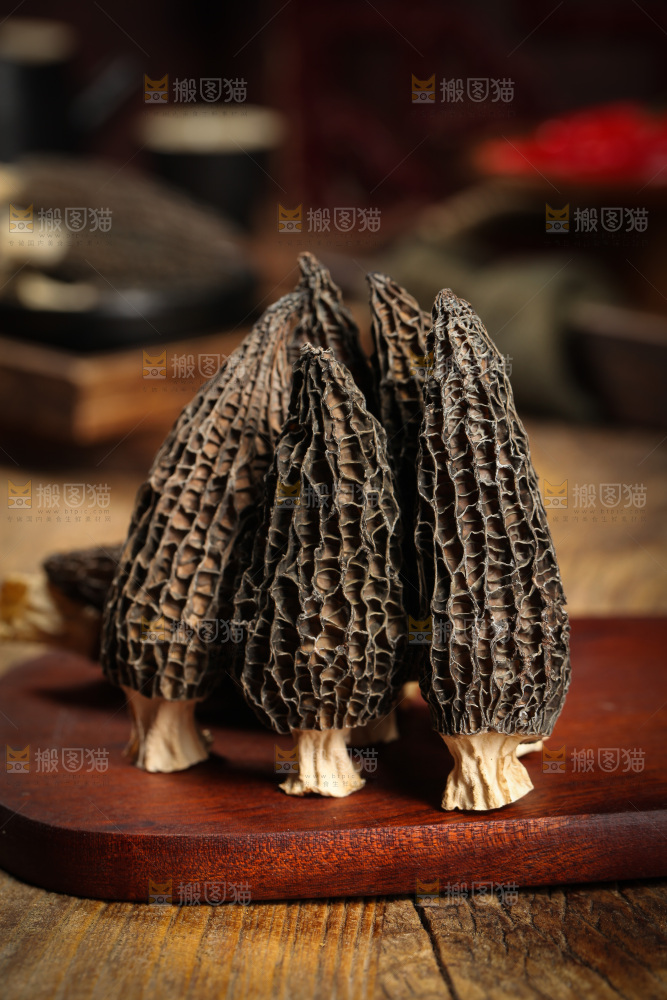 木底上摆放着羊肚菇