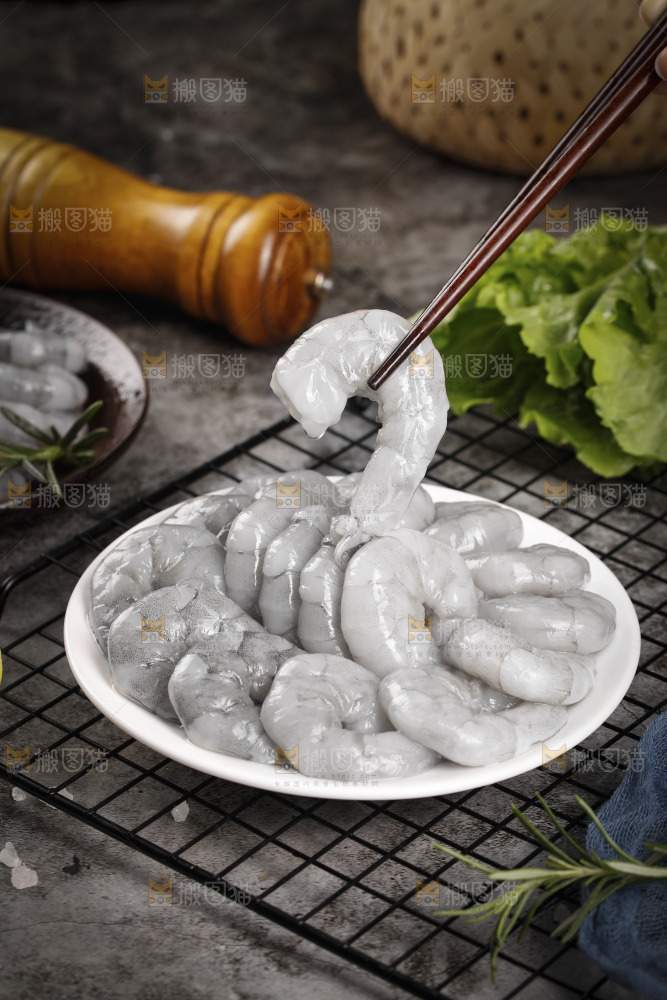 筷子上夹着大虾仁