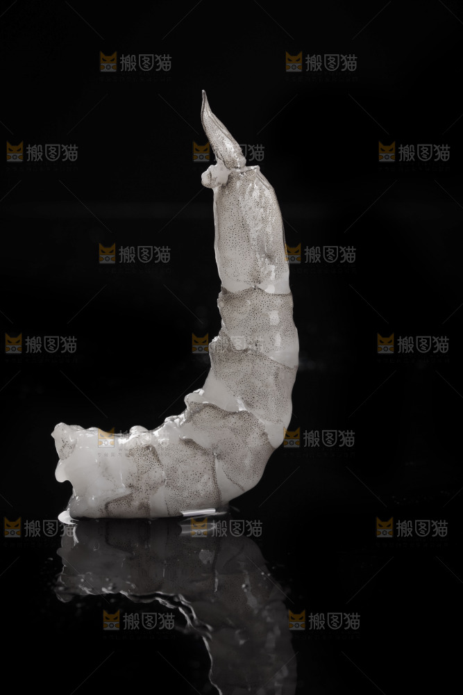 黑底上放着虾仁