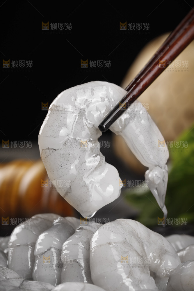 筷子上夹着大虾仁