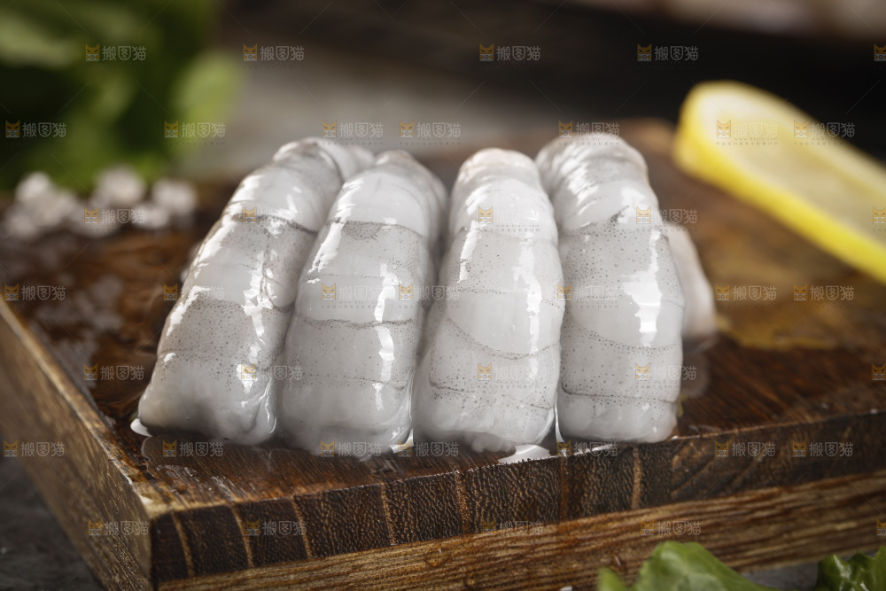 木板上放着无冰大虾仁