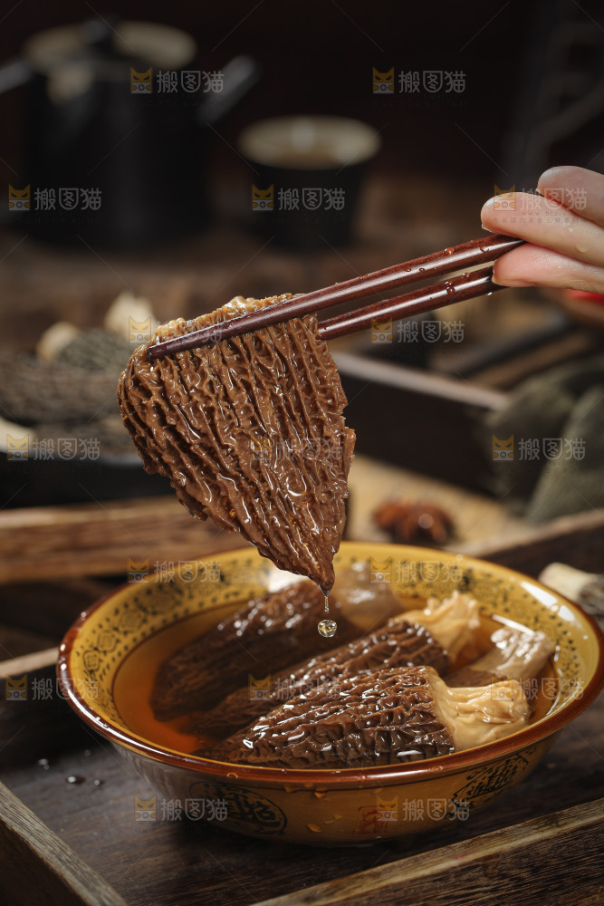 筷子上夹着羊肚菇