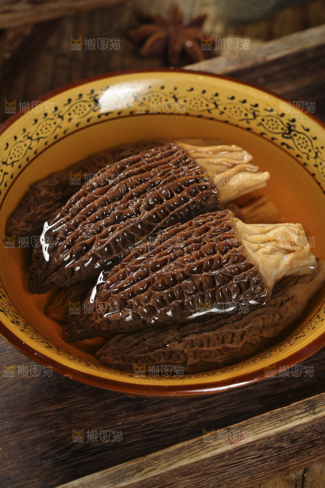 碗里泡着羊肚菌