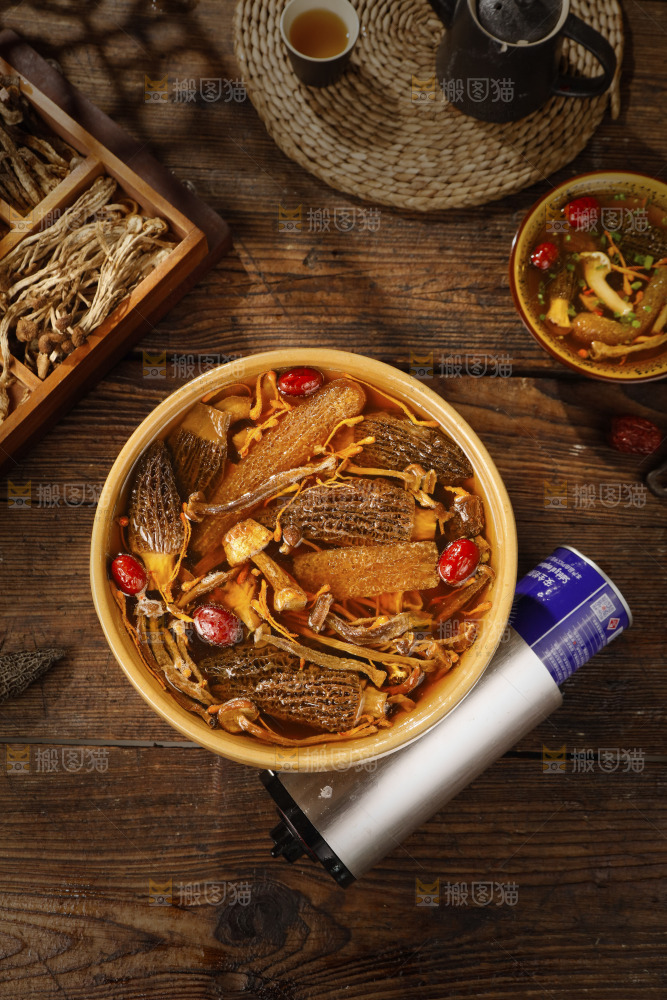 砂锅里炖着七彩菌菇汤