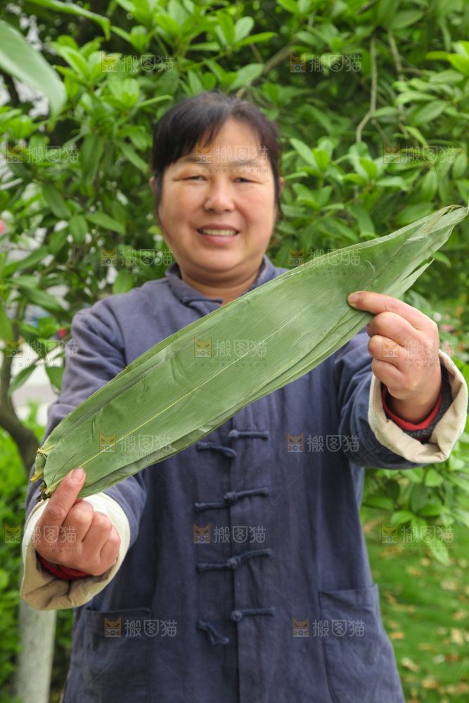 手里拿着大粽叶