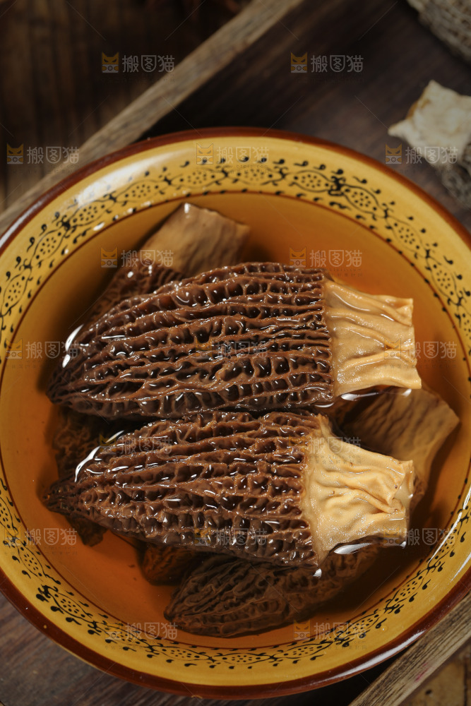 碗里泡着羊肚菌