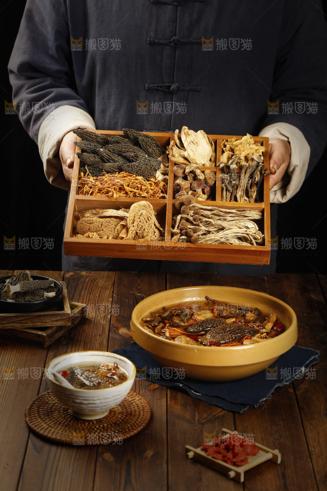手里端着一盘八珍菌菇食材