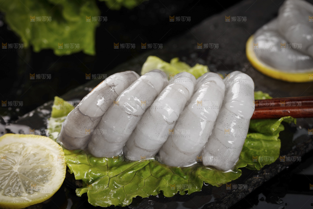 黑底上摆放着生虾仁