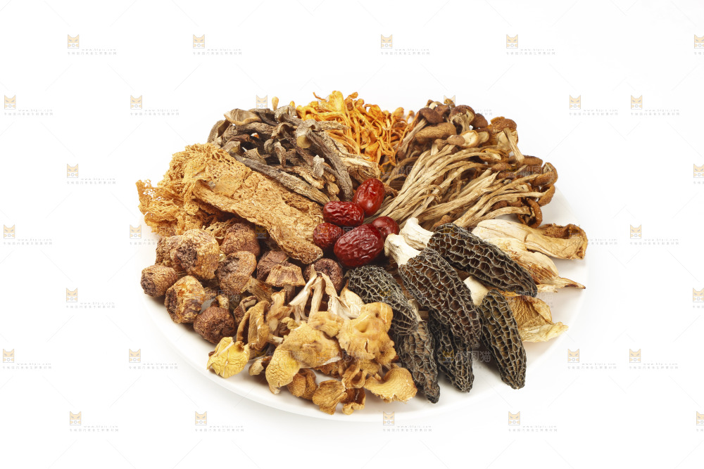 白底上放着一盘八珍菌菇组合