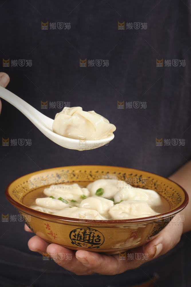 手里端着一碗鲜汤馄饨