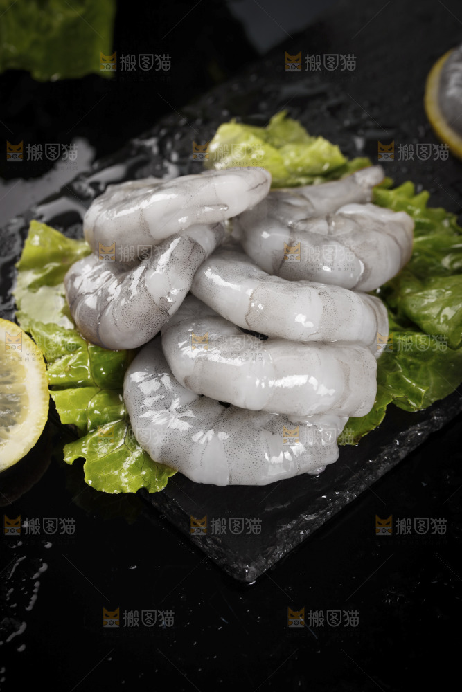 黑底上摆放着生虾仁