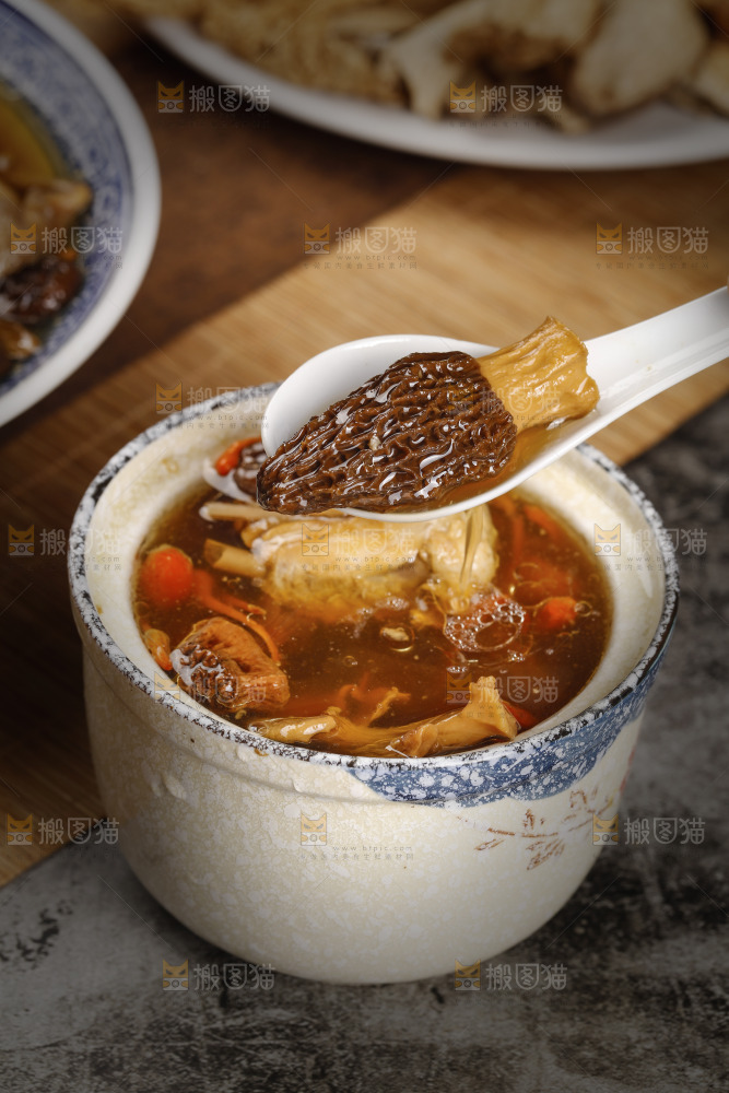 勺子上舀着羊肚菌