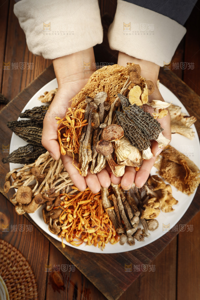 手里捧着八珍菌菇食材