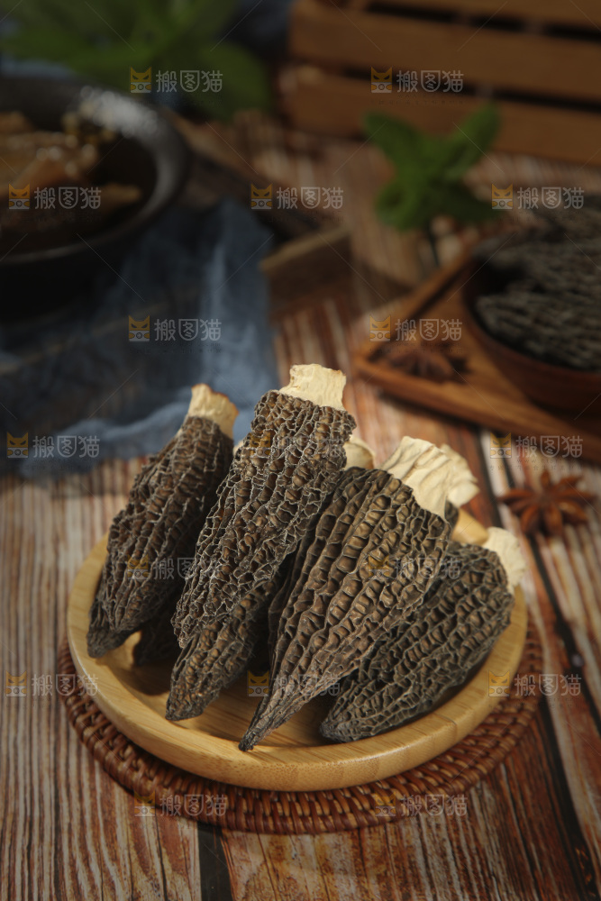 木底上放着一盘羊肚菌