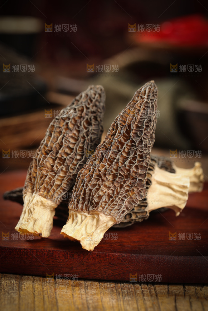 木底上放着羊肚菌