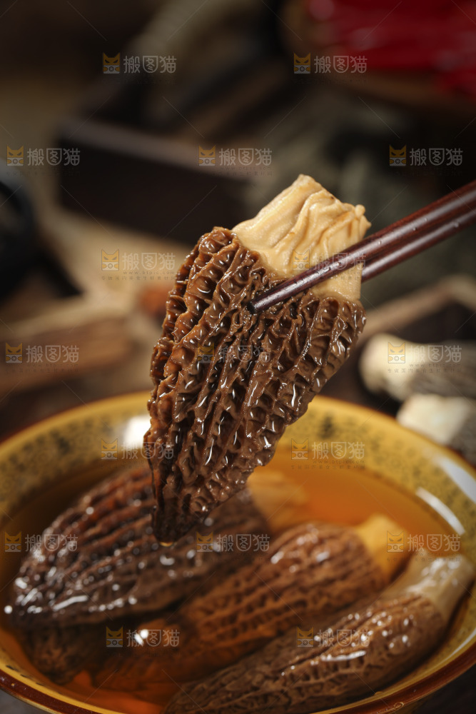 筷子上夹着羊肚菇