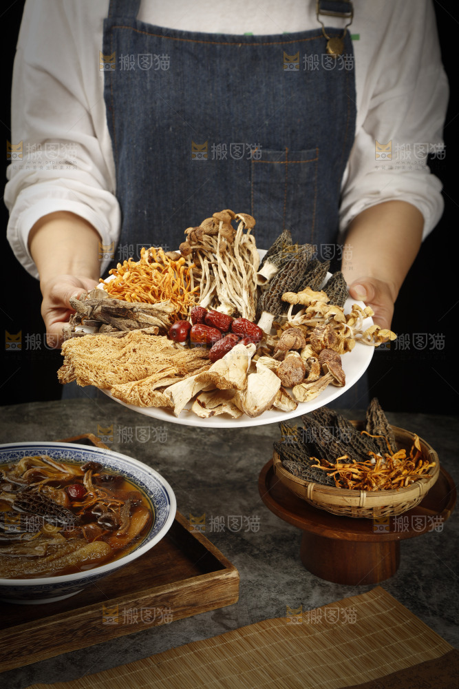 手里端着八珍菌菇组合