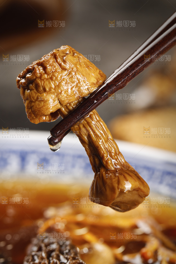 筷子上夹着姬松茸