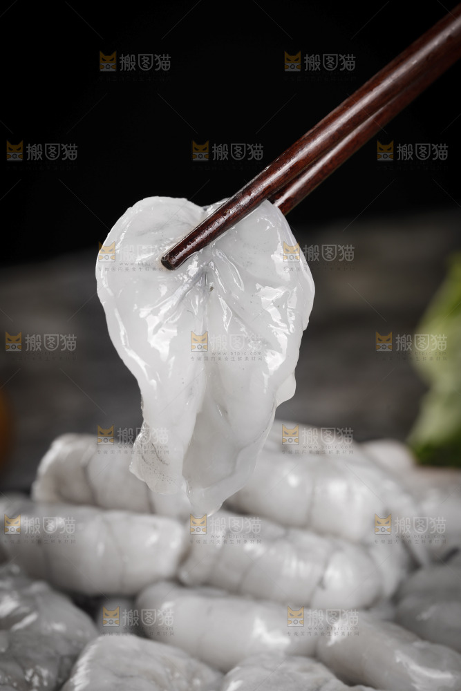 筷子上夹着虾仁