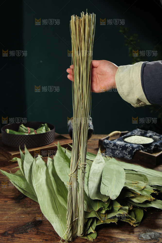 手里拿着传统粽绳