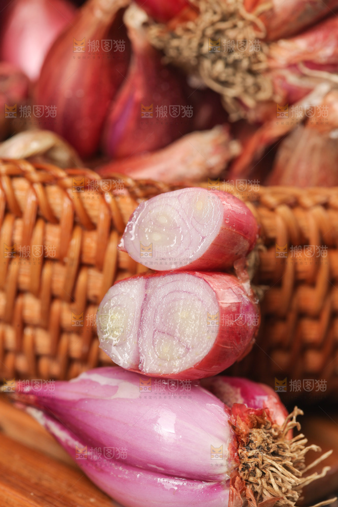 一堆红葱头