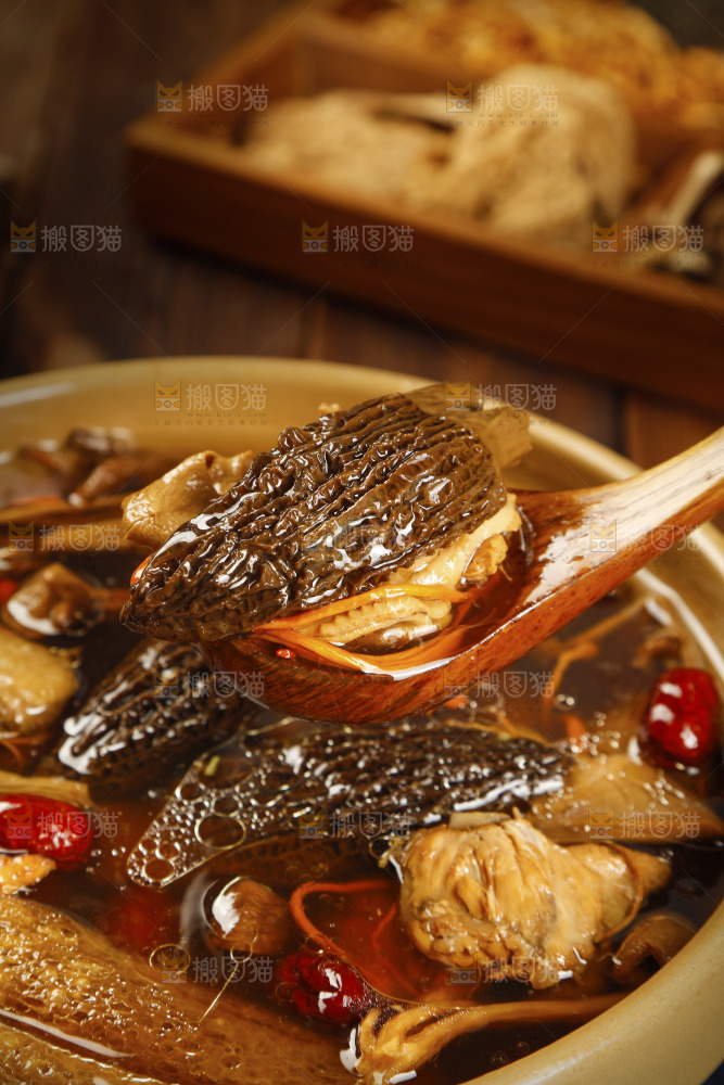 勺子上舀着八珍菌汤