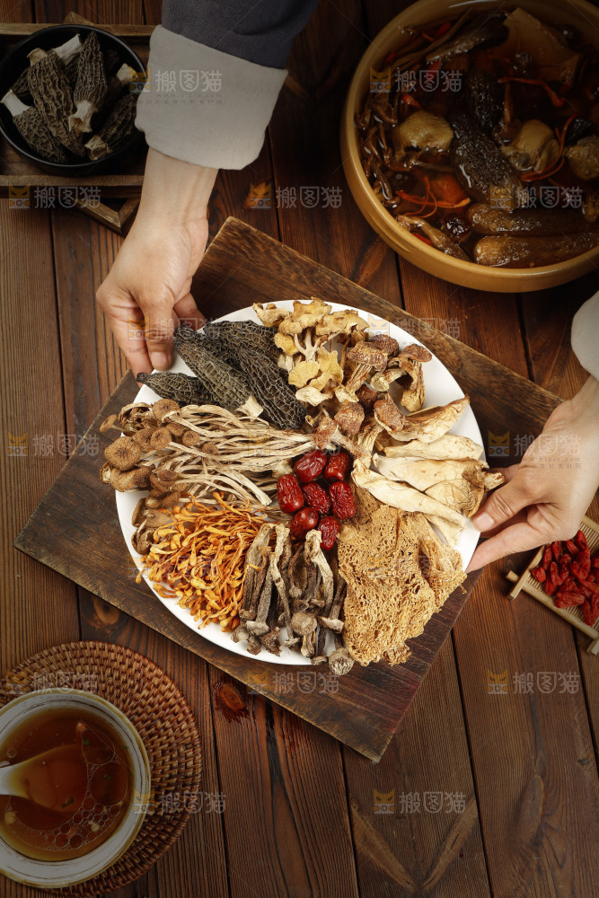 手里端着一盘八味山珍菌汤组合