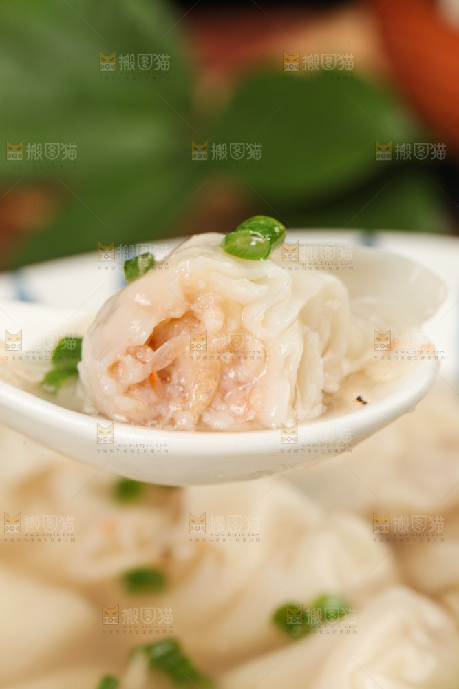 勺子上舀着鲜肉馄饨
