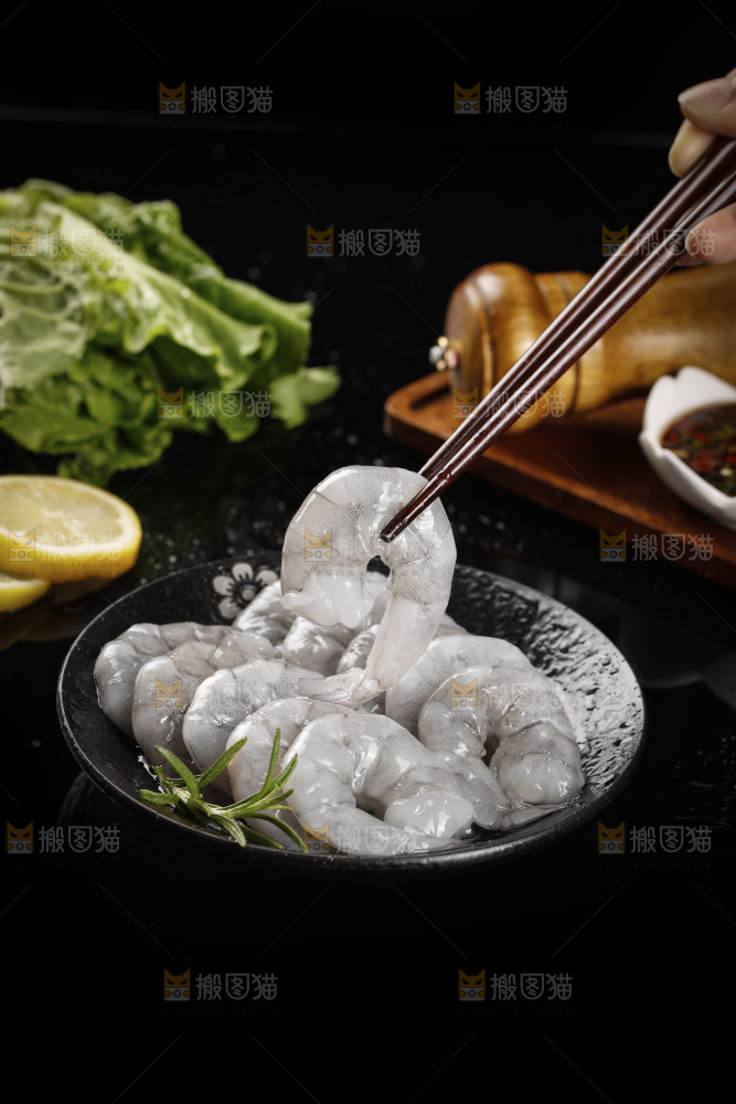 筷子上夹着大虾仁
