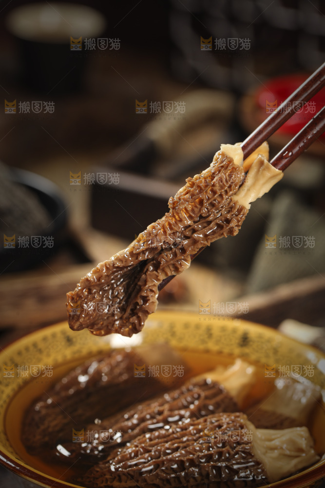 筷子上夹着羊肚菇