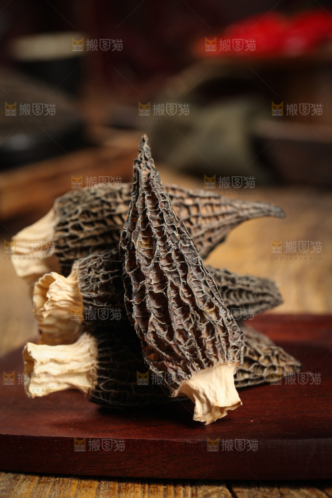 木底上摆放着羊肚菇