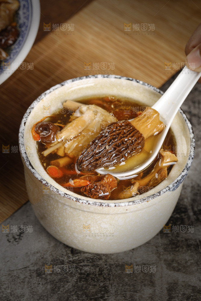 勺子上舀着七彩菌菇鸡汤煲