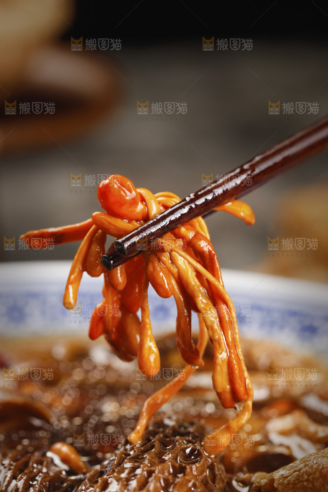 筷子上夹着虫草花