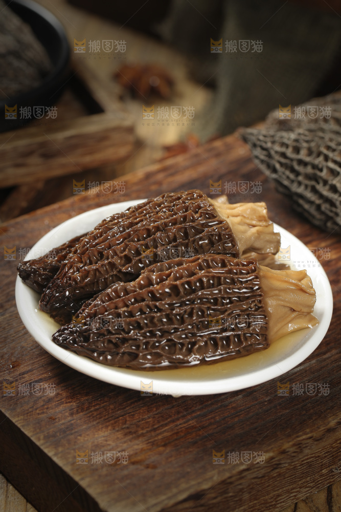 一盘泡发过的羊肚菌