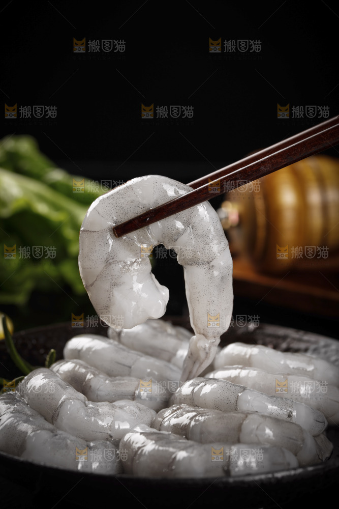筷子上夹着大虾仁