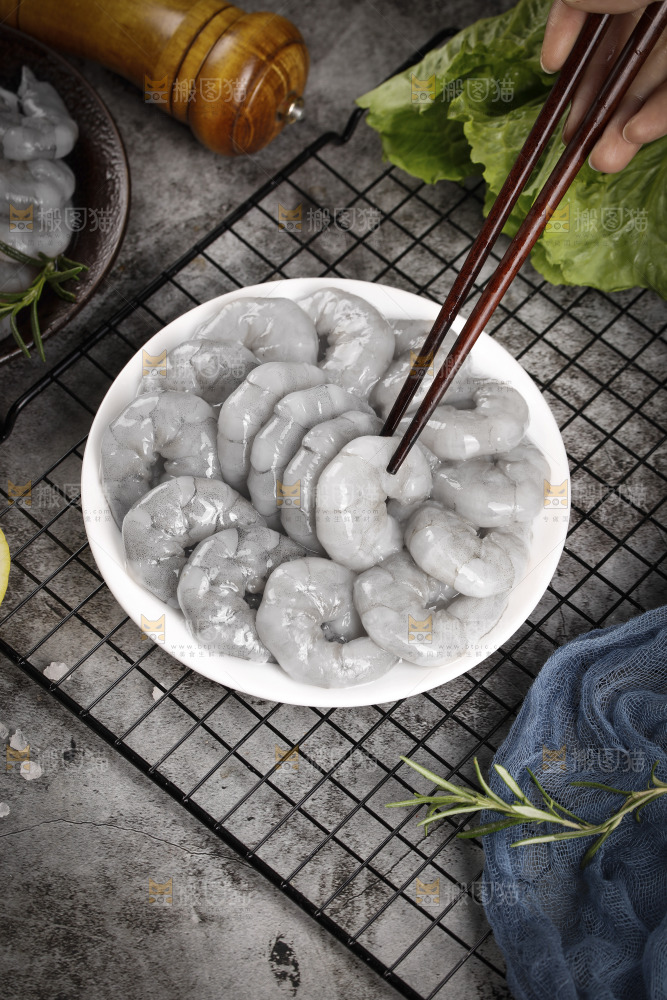 筷子上夹着大虾仁