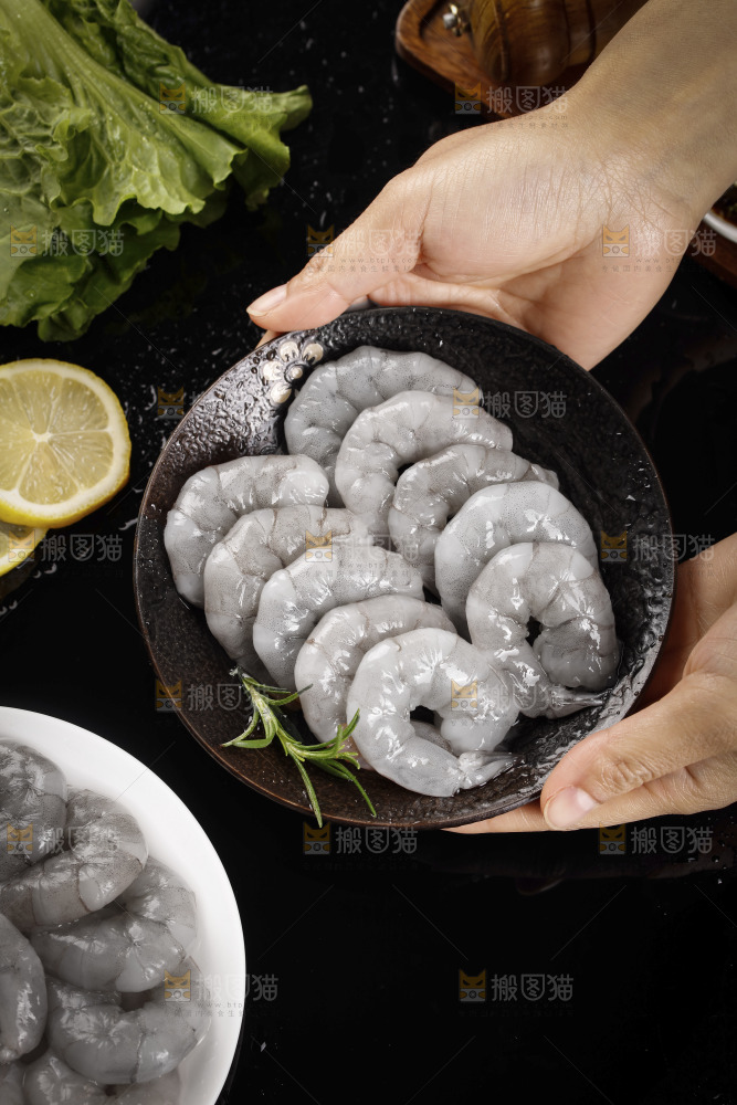手里端着一盘青虾仁