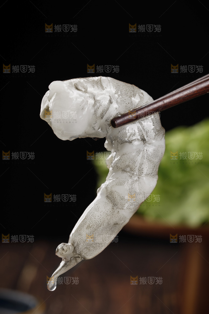 筷子上夹着虾仁