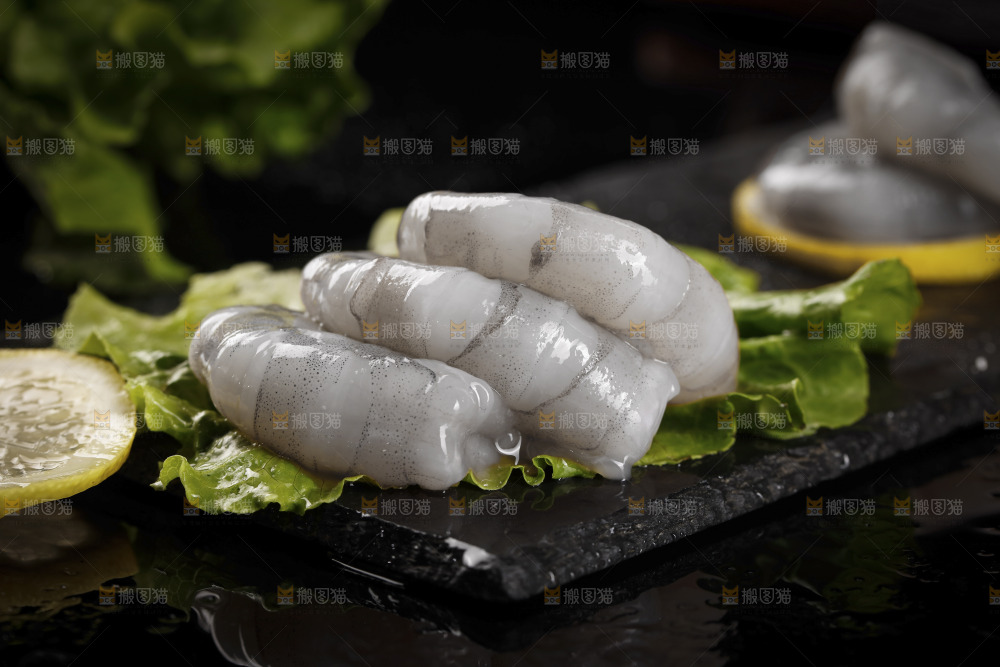 黑底上摆放着生虾仁
