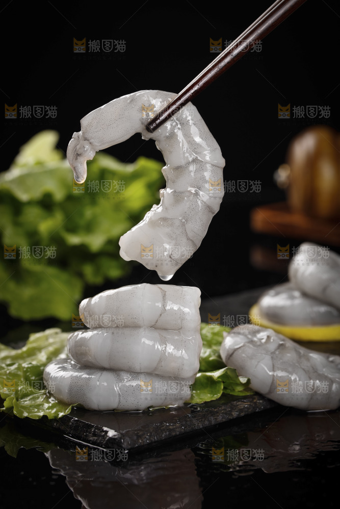 筷子上夹着大虾仁