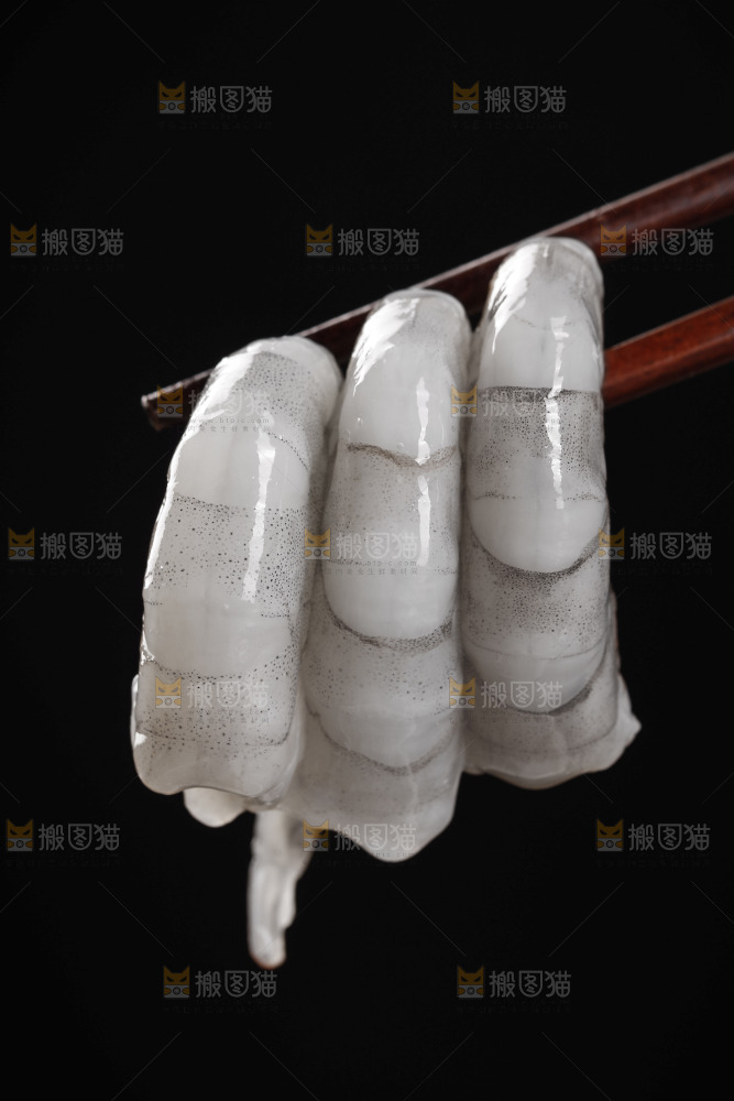 筷子上夹着大虾仁