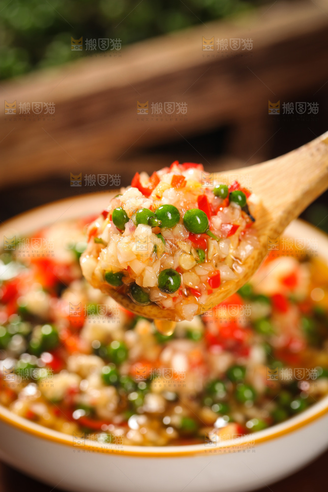 勺子上舀着胡椒酱料