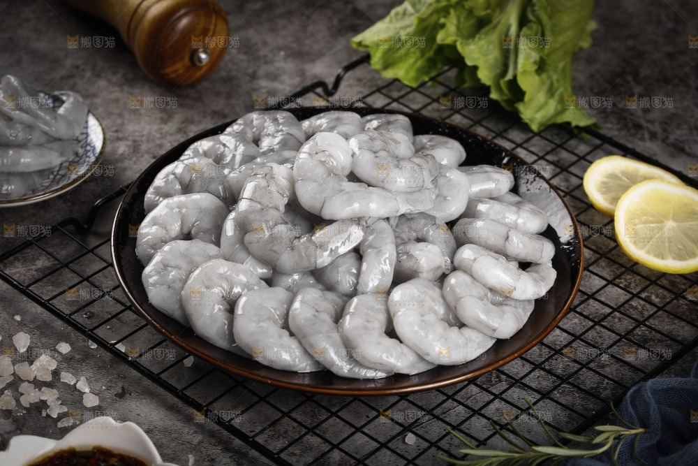 一盘新鲜青虾仁