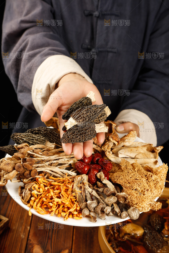 手里端着八珍菌菇组合