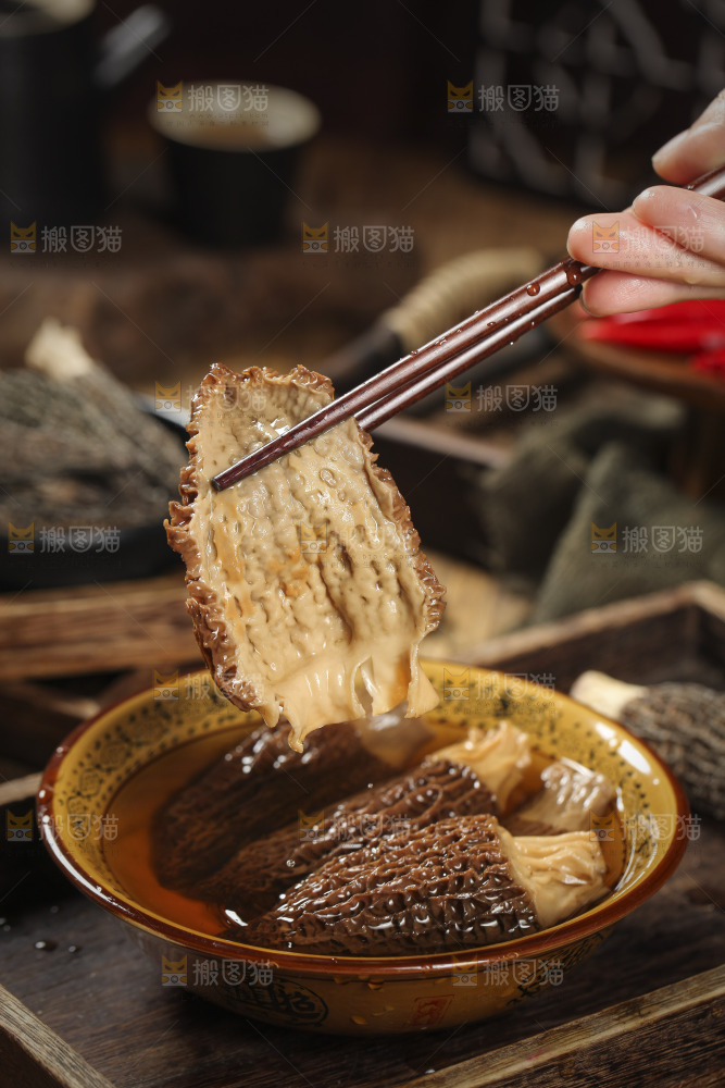 筷子上夹着羊肚菇
