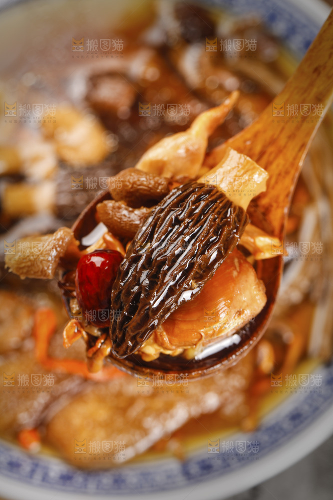 勺子上舀着七彩菌菇鸡汤